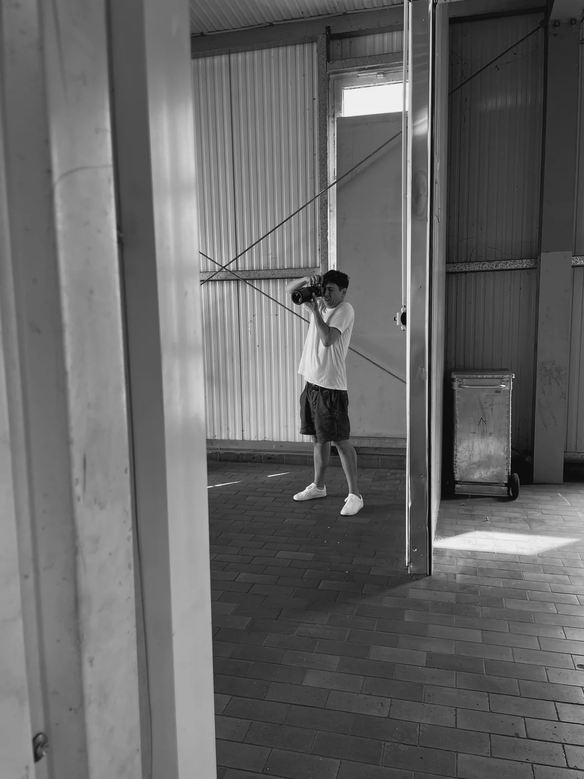 Arsen Kodra fotografiert in einer Halle
