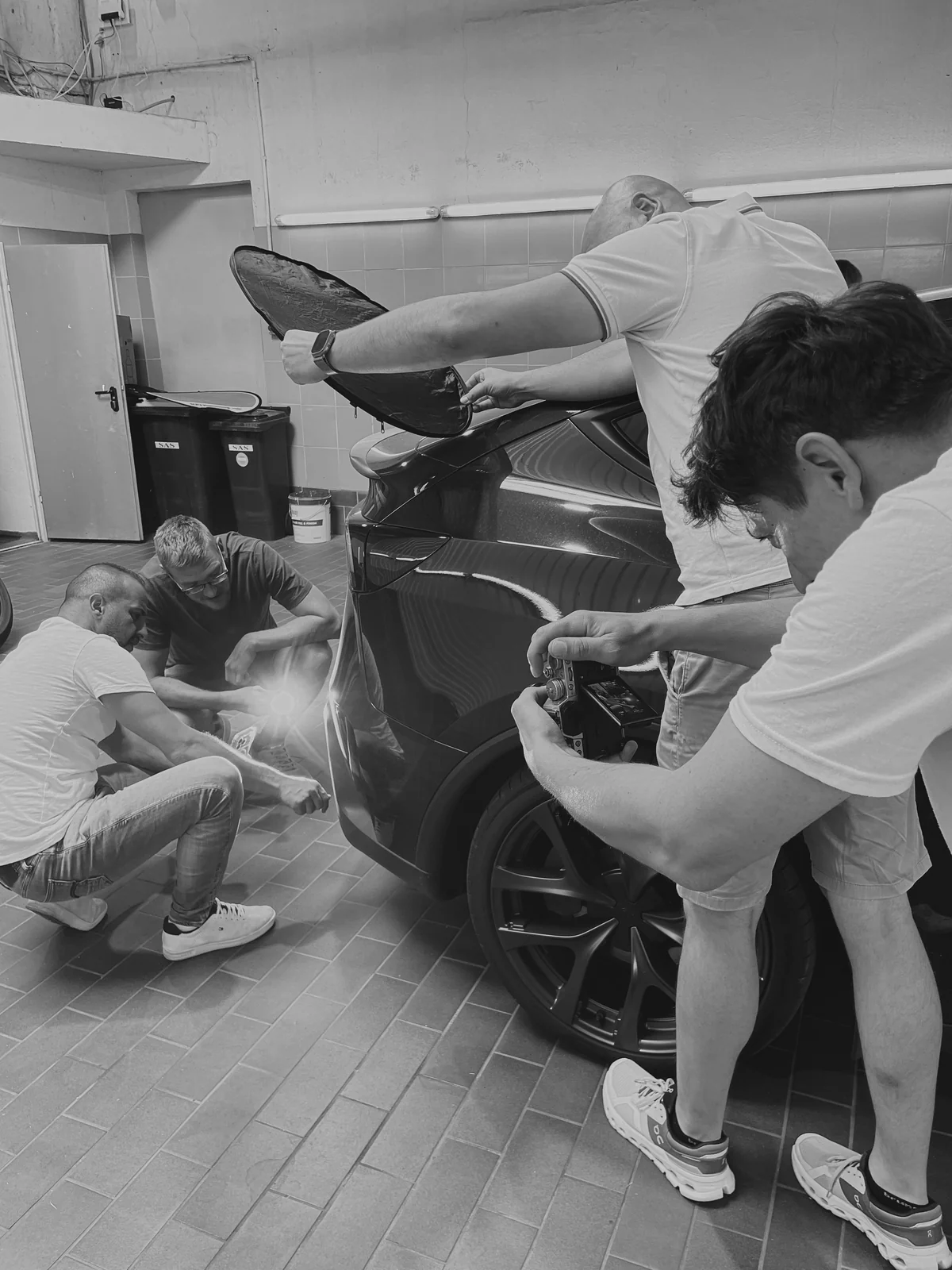 Arsen Kodra beim Videodreh mit einem Team in einer Werkstatt