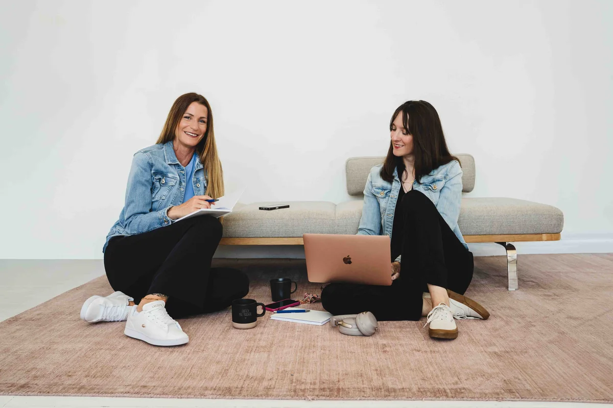 Sarah und Neele von SaNe Marketing bei der Arbeit mit ihren Laptops